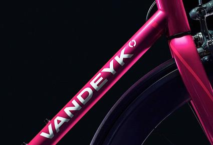 فانديك تكشف عن دراجة بلاست الزهرية